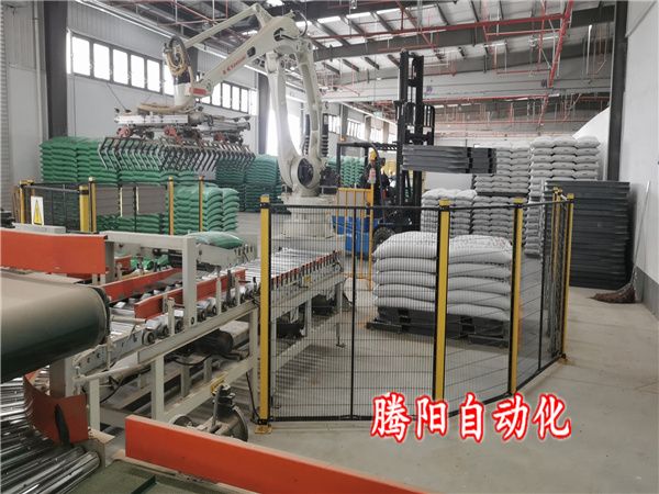飼料碼垛機器人負責(zé)雙線碼垛工作